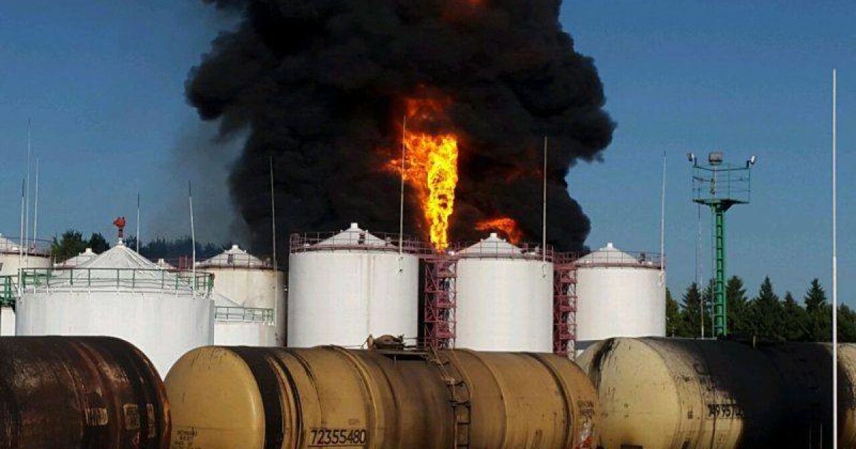 Пожар мог возникнуть при перекачке нефтепродуктов из одной емкости в другую.