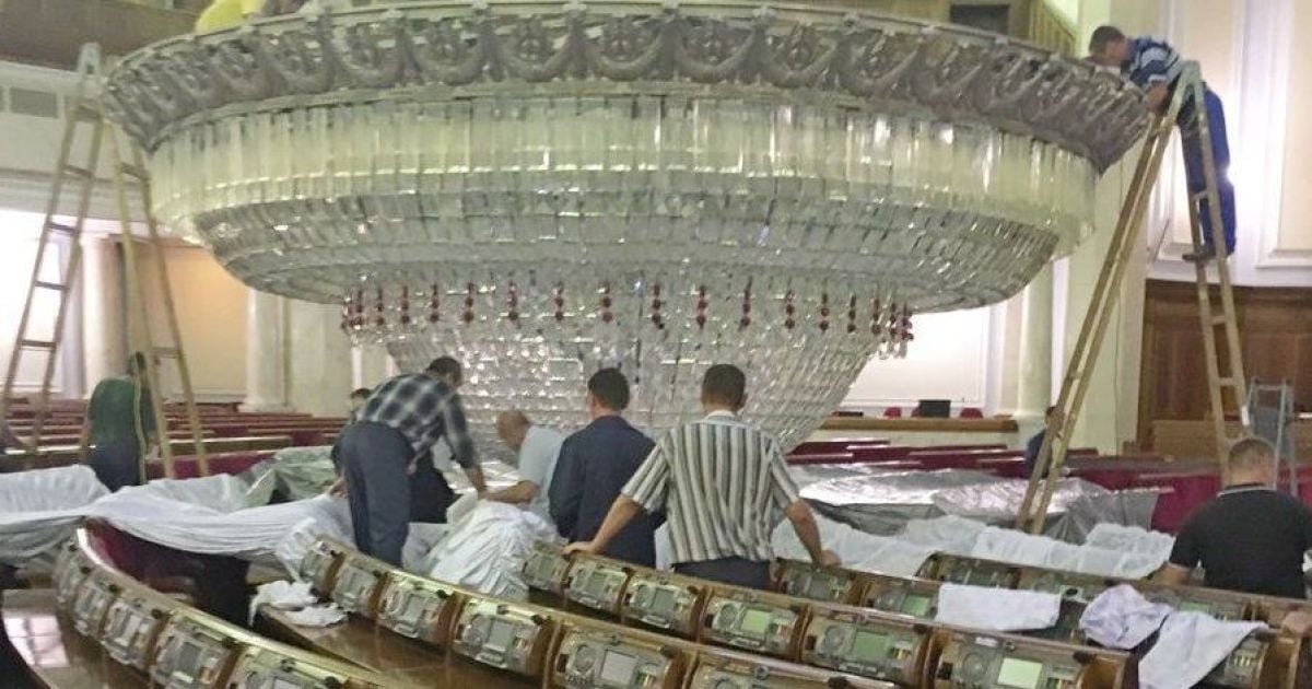 Ремонт в Верховной Раде: 3-тонную люстру опустили в сессионный зал