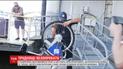 В Киеве камеры зафиксировали, как молодежь бросает в Днепр прокатный велосипед