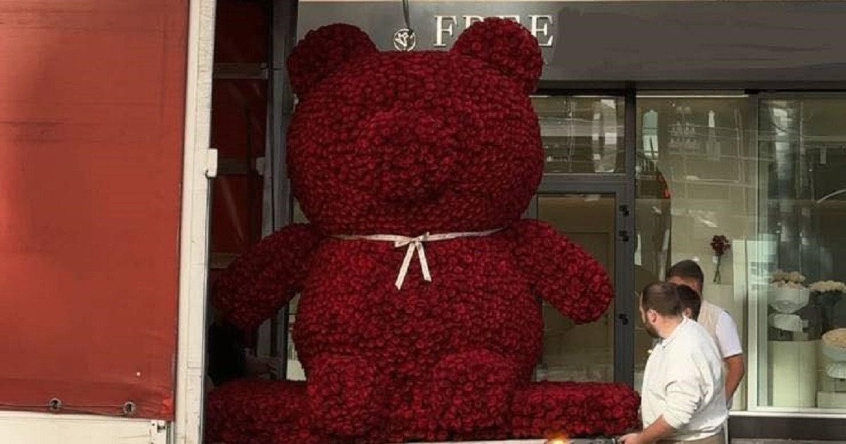 Квітковий ведмідь з троянд