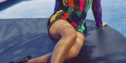 Привлекательная Дженнифер Лопес в цветном мини продемонстрировала красивые ноги