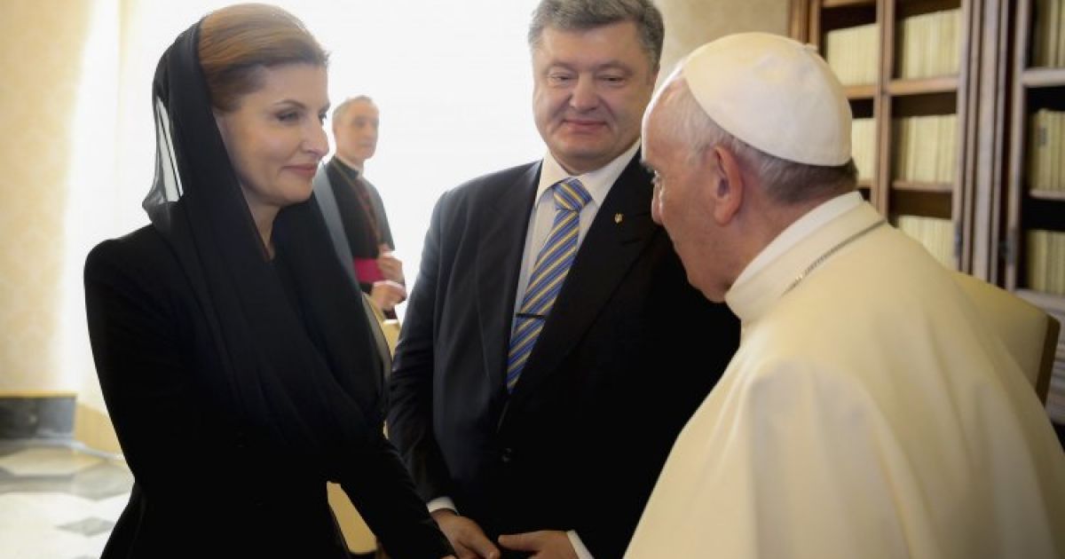 Президент Украины Петр Порошенко с супругой Мариной и Папа Римский Франциск во время встречи в Ватикане. Порошенко договорился с Франциском о том, что он приедет с визитом в Украину. / © УНИАН