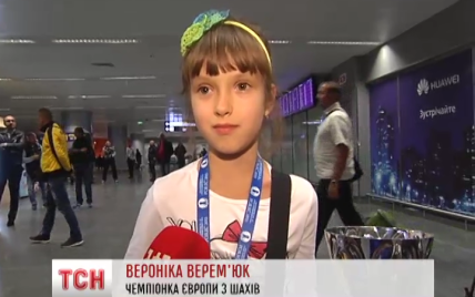 8-летняя чемпионка Европы полюбила шахматы из-за сказки "Алиса в стране чудес"