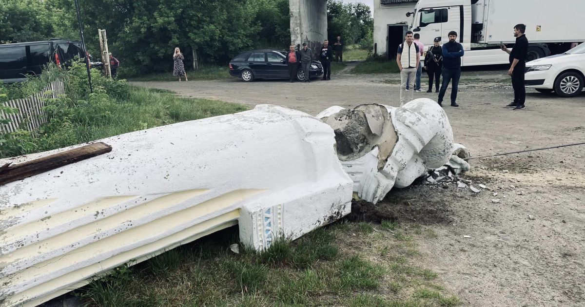Во Львовской области демонтировали памятник колхознице/Фото: Захар Миляник