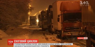 Въезд грузовиков в Киеве ограничили из-за сильного снегопада