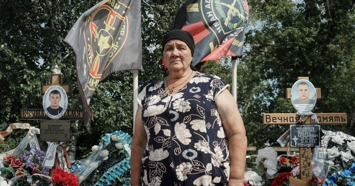 Мать окупантов на могиле сыновей. Фото с пропагандистских сайтов РФ