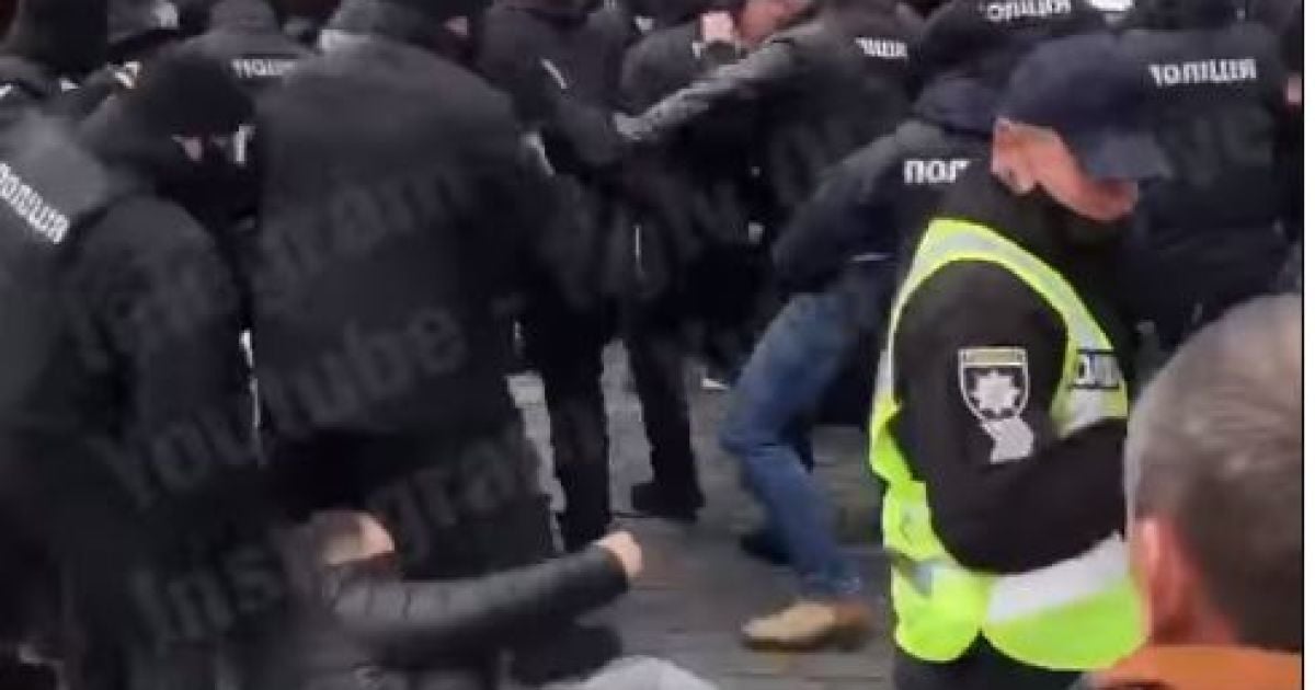 В урядовому кварталі протестувальники побились з правоохоронцями