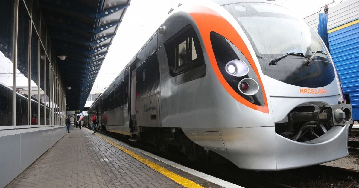 "Укрзалізниця" попала в скандал: мужчина купил билет в женское купе