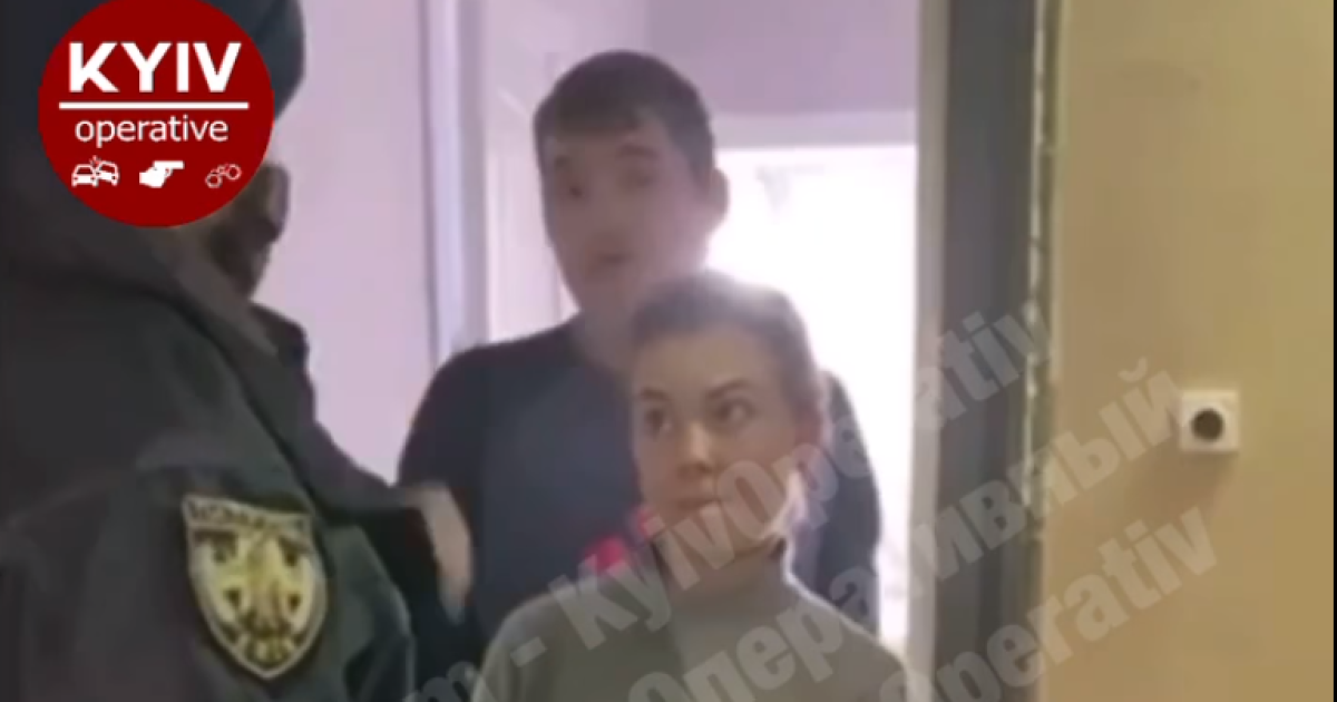 У Києві родина викинула новорічну ялинку з вікна 12-го поверху: внизу гралися діти (відео)