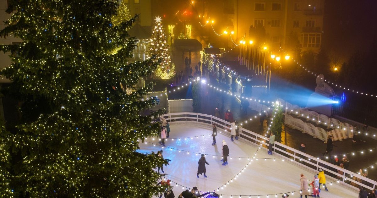 В Киеве во время усиленного карантина людям разрешили кататься на катках и аттракционах: условия