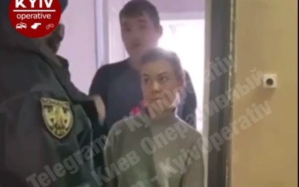 У Києві родина викинула новорічну ялинку з вікна 12-го поверху: внизу гралися діти (відео)