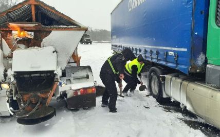 Лютая зима: как Украина борется со снежными заносами