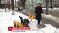 Експеримент ТСН.Тижня. Ручна снігоприбиральна машинка може замінити роботу п'яти двірників