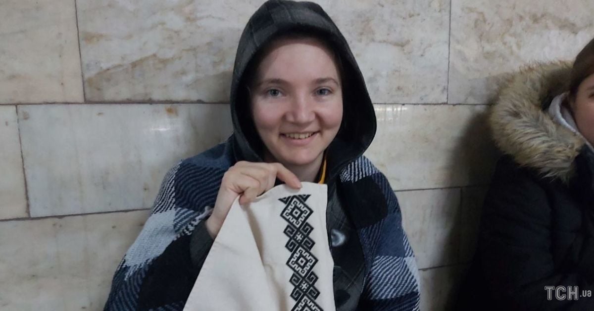 Спокій та незламність: дівчина вишиває під час тривоги в метро Києва (фото)