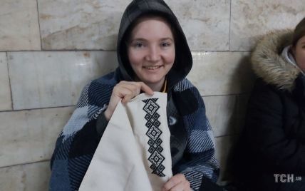 Спокій та незламність: дівчина вишиває під час тривоги в метро Києва (фото)