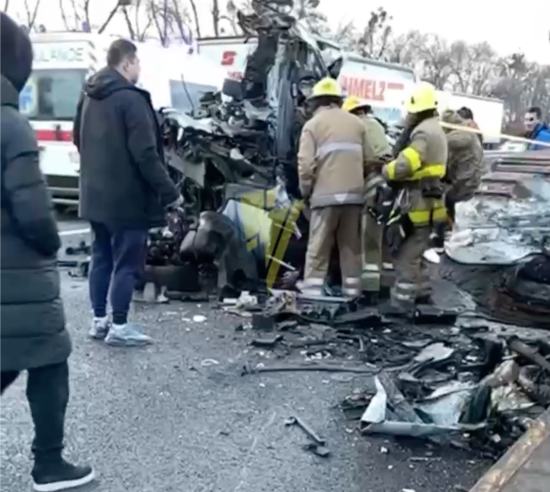 Смертельна аварія на трасі Київ-Полтава: маршрутка влетіла у фуру, перші подробиці (відео)