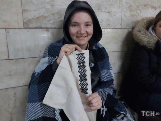 Спокій та незламність: дівчина вишиває під час тривоги в метро Києва (фото)