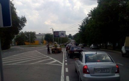 В окупованому Донецьку бензинова криза: машини годинами стоять у чергах за пальним