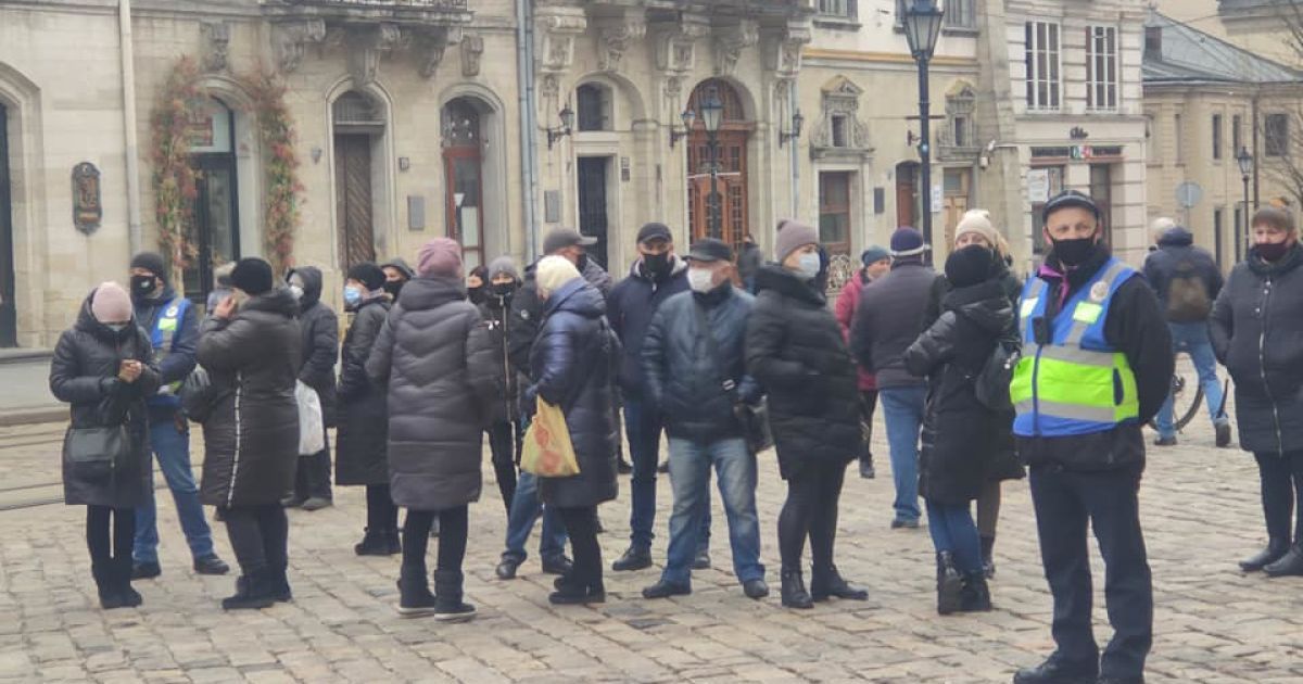 У "червоному" Львові підприємці пікетували міську раду та вимагали скасувати карантин: їм відповіли (фото)
