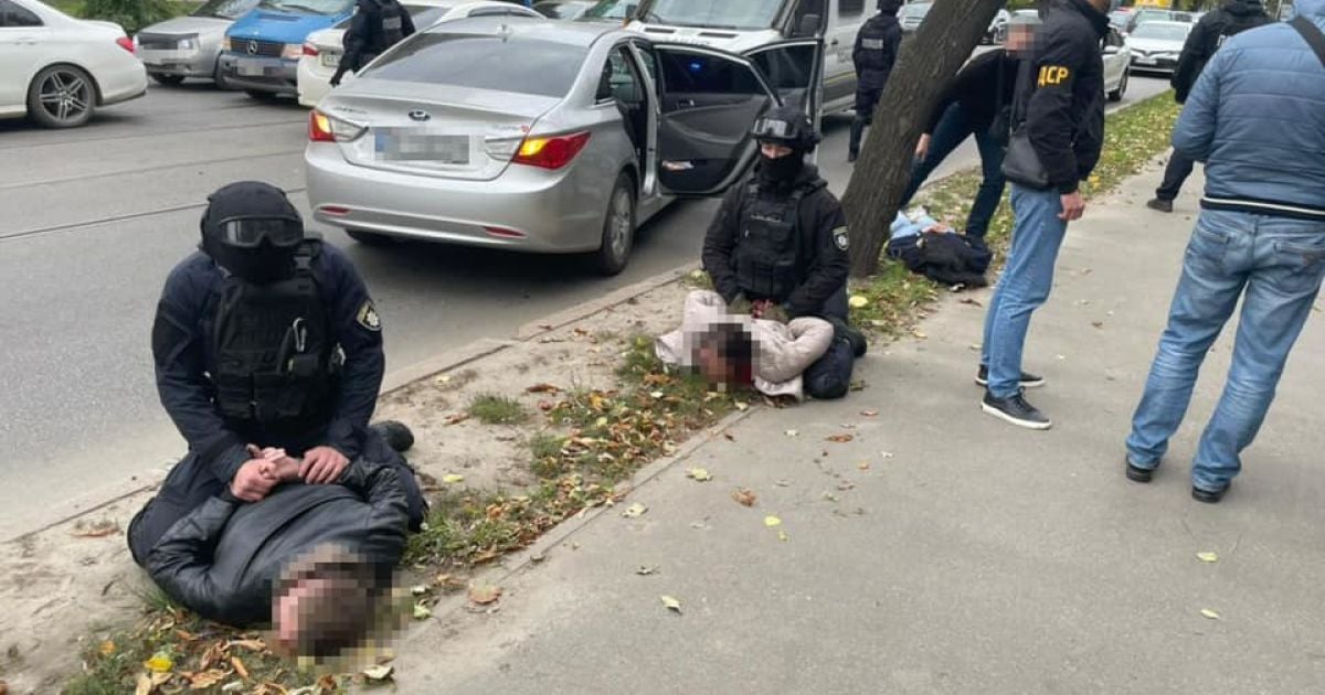 "Силою змушували підписати документи": у Харкові затримали банду, яка викрадала людей і забирала у них нерухомість