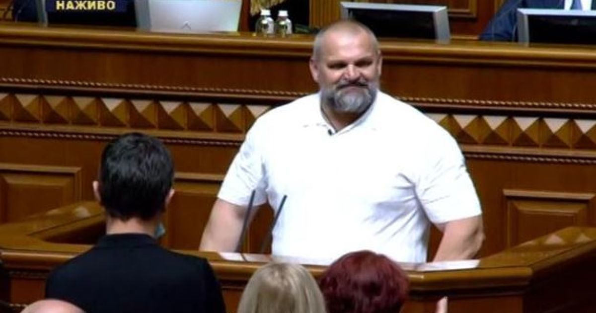 Под аплодисменты и одновременно крики "Ганьба": Вирастюк принес присягу народного депутата Украины
