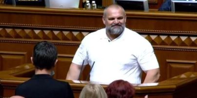 Под аплодисменты и одновременно крики "Ганьба": Вирастюк принес присягу народного депутата Украины