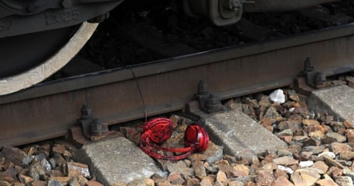 Девушка переходила колеи в наушниках/Региональный филиал "Приднепровская железная дорога"