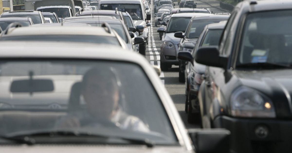 Винуватцем масштабного затору на мості через Дніпро став п'яний водій