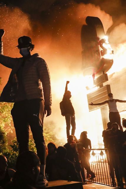 Сожженные участки и Нацгвардия: главное о хаосе и протестах в США, где люди обвиняют копов в убийстве афроамериканца