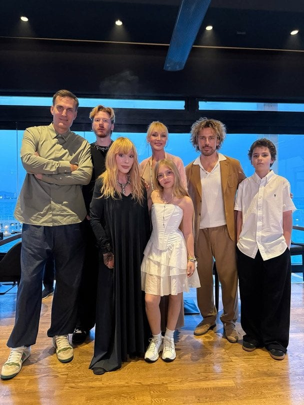 Алла Пугачова з родиною / © instagram.com/maxgalkinru