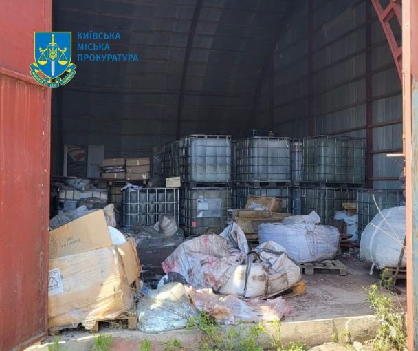 Незаконные свалки опасных отходов на Киевщине / Фото: Полиция Киева / Facebook / © Киевская городская прокуратура