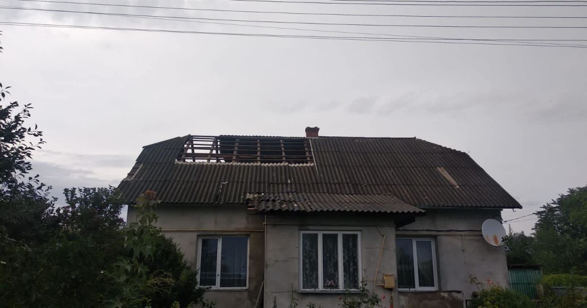 В Тернопольской области сильный град и ливни повредили крыши домов.