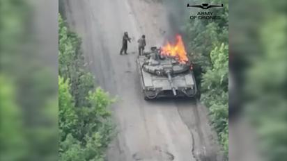 ВСУ с помощью дрона "поджарили" вражеский Т-80