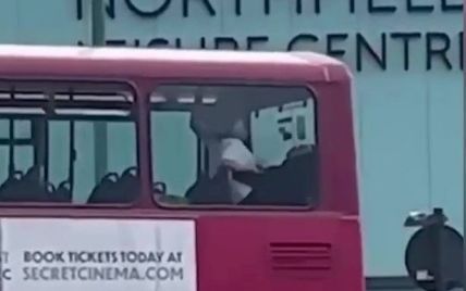 Секс в автобусе снят случайно на камеру: порно видео на arnoldrak-spb.ru