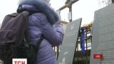 Люди з усіх регіонів України з'їжджаються до Києва покласти квіти до меморіалу Небесної сотні