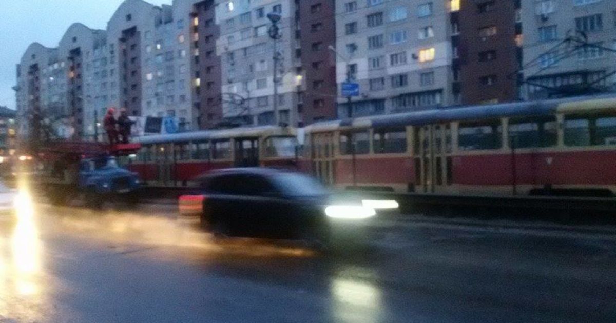 Скоростной трамвай остановился из-за обрыва контактной сети / © ТСН.ua