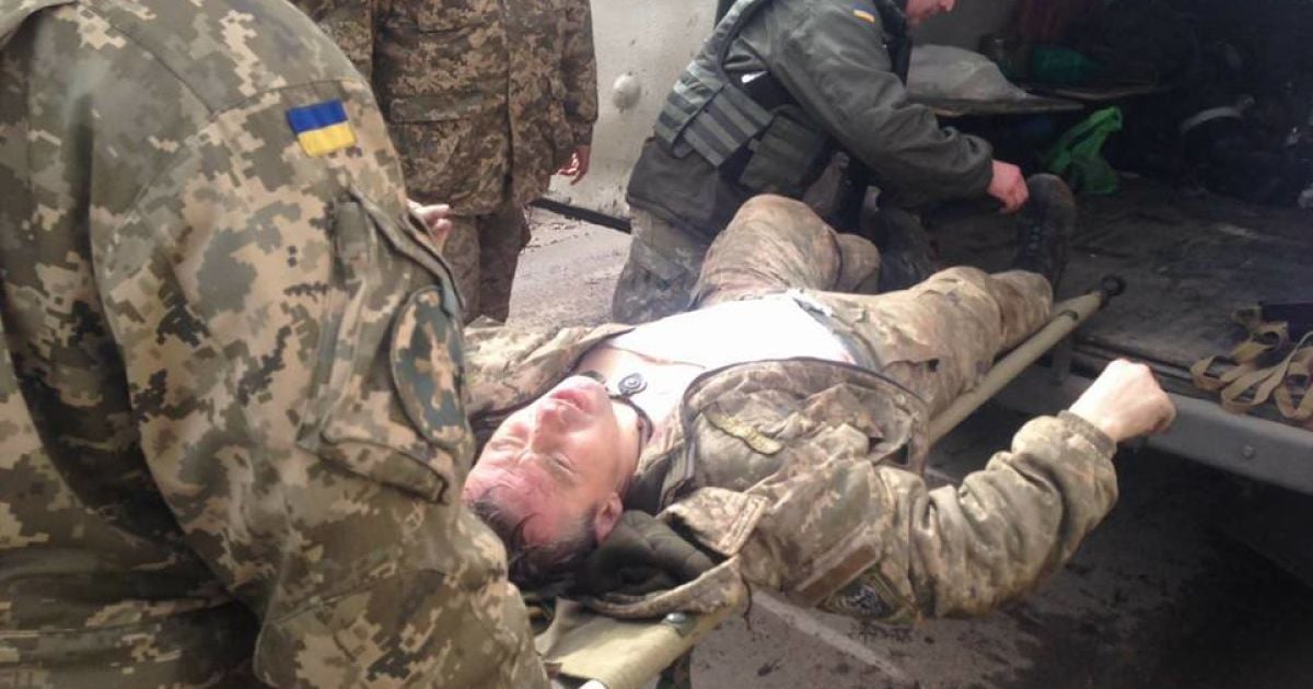 На Донбассе из-под обстрела вывезли тяжело раненного десантника