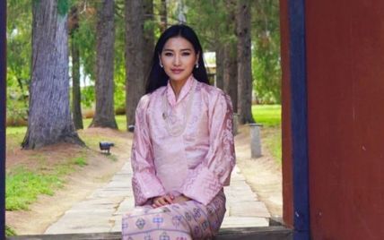 У світло-рожевому національному костюмі: королева Бутану у свій день народження продемонструвала ніжний образ