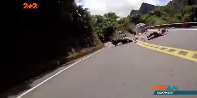 В Колумбії кілька друзів вирішили поганяти на скутерах по шосе, але їх зніс автомобіль