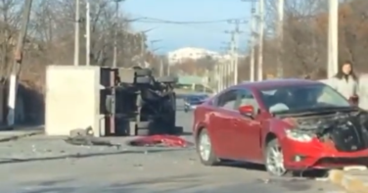 В Буче после столкновения с Mazda опрокинулся грузовик с хлебом: видео