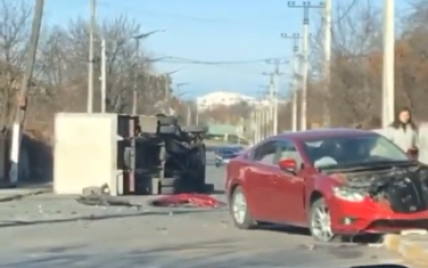 В Буче после столкновения с Mazda опрокинулся грузовик с хлебом: видео