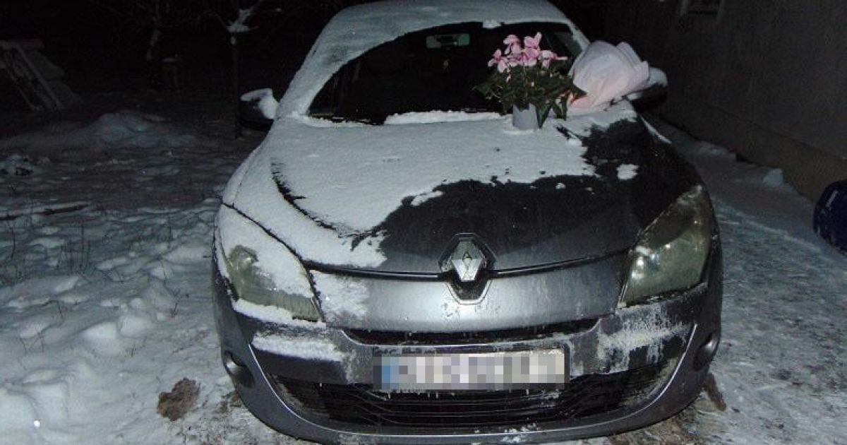 На капоте оставил цветы: в Киеве мужчина пытался поджечь машину избранника своей бывшей