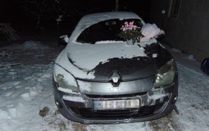 На капоте оставил цветы: в Киеве мужчина пытался поджечь машину избранника своей бывшей