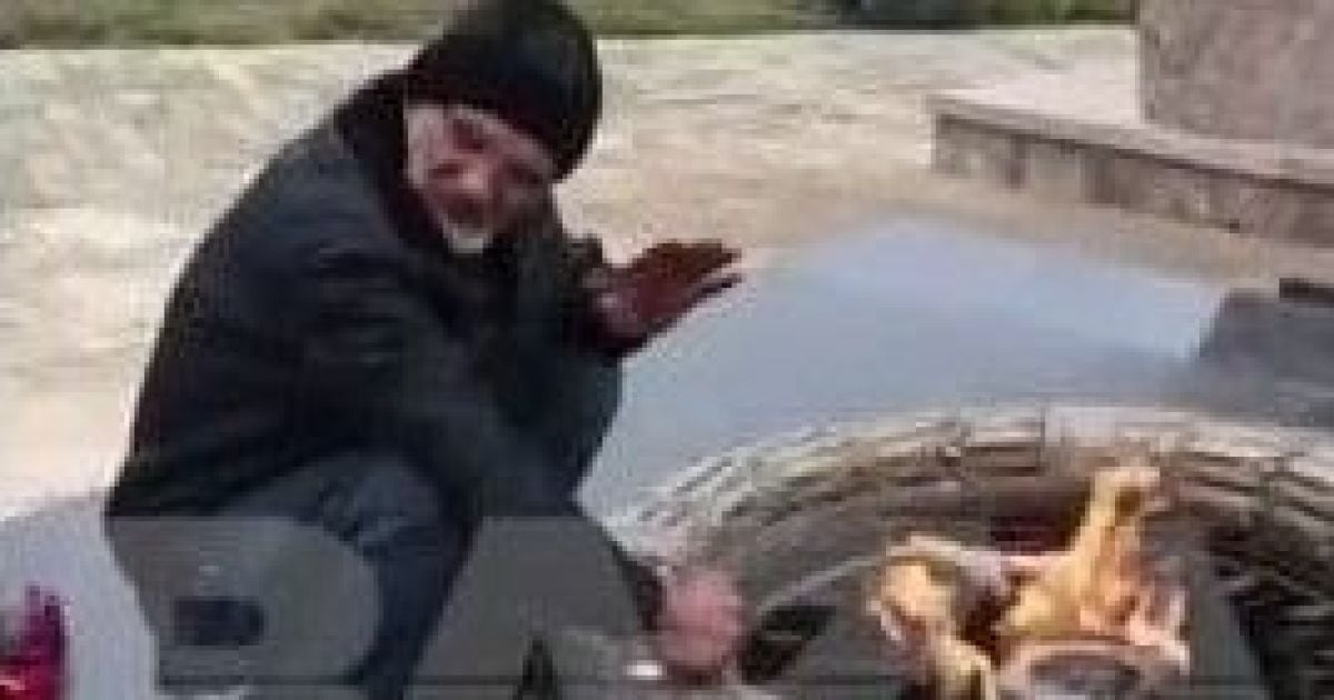 У Росії затримали чоловіка, який готував шашлик на Вічному вогні (відео)