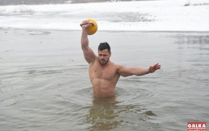 Рекорд в проруби: на Прикарпатье устроили соревнования по подъему гири в ледяной воде (фото)