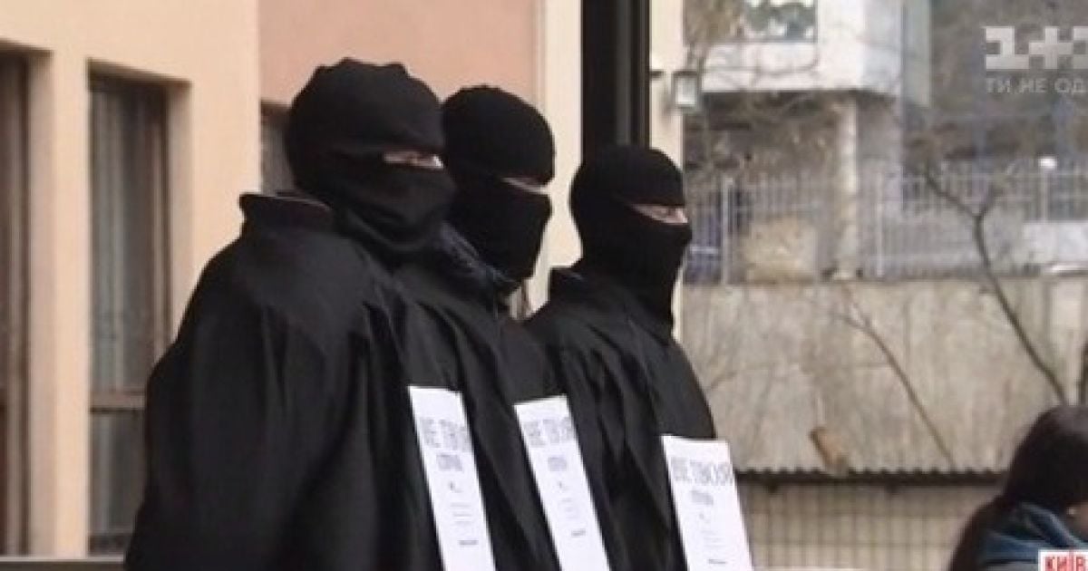 У Києві активісти у балаклавах протестували проти "секретних" виборів суддів Верховного суду