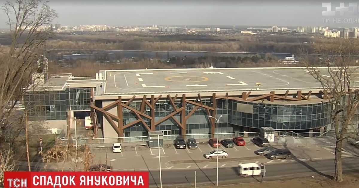 С вертолетной площадки Януковича следователи вынесли документы и компьютеры