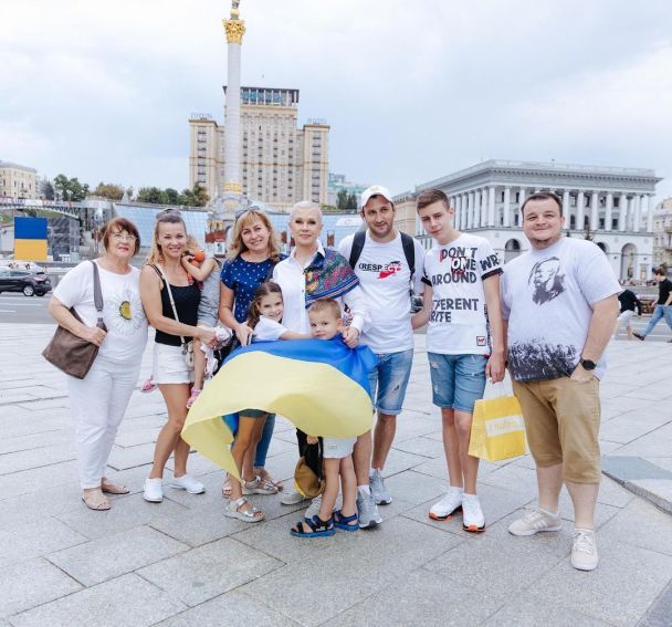 Алла Мазур з переселенцями / © instagram.com/allamazurofficial
