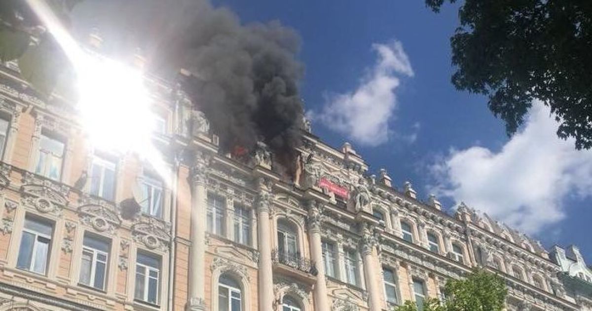 В центре Киева горит дом Гинзбурга