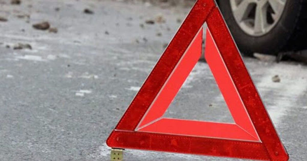 Пішов на обгін і "обійняв" стовпа: у Києві водія вирізали з автівки